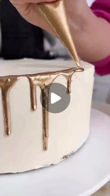 The Cake Decorating Company on Instagram: "The 3 ingredient gold cake drip we've all been waiting for! 🤯🙌⁠  @sugargeekshow has shared exactly how it's done... ⁠   ‼️Please note - be sure to always use edible gold dust when intended for consumption." Gold Dust Cake Decoration, Gold Drip On Cake, Gold Drip Recipe For Cake, How To Use Gold Dust On Cake, Golden Wedding Anniversary Cake Ideas, White Cake With Gold Drip, Glitter Drip Cake, Stenciled Cake Ideas, Dripping Cake Designs