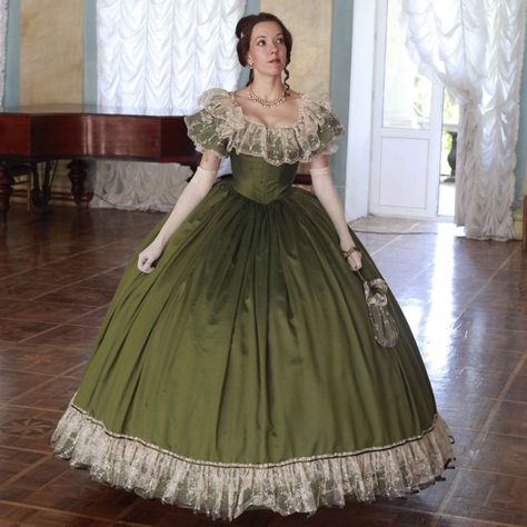 1800s Ball Gown, Green Dress Princess, 1800s Dresses, Victorian Ball Gowns, 1860s Dresses, Victorian Era Dresses, Victorian Green, Old Fashion Dresses, Dress Off Shoulder