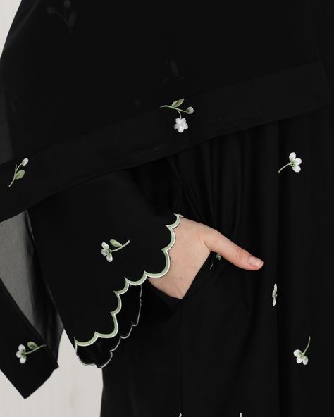 Cute Abaya Designs, Floral Abaya Designs, Abaya Sleeves Design, Elegant Abaya Designs, Abaya Sleeves, New Abaya Designs, Floral Abaya, Simple Abaya Designs, Burqa Designs