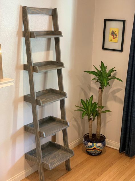 Diy Ladder Shelf How To Build, Diy Loft Ladder, Garage Shelving Plans, Purse Shelf, Old Ladder Ideas, Living Rooms Coffee Tables, Shelves With Books, Diy Ladder Shelf, Ladder Art