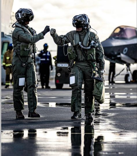 Us Navy Fighter Pilot, Air Force Fighter Pilot, Fighter Pilot Motivation, Jet Pilot Aesthetic, Air Force Photography, Raf Pilot Aesthetic, Navy Pilot Aesthetic, Pilot Husband Aesthetic, Airforce Military Aesthetic