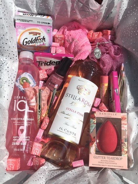 Pink Gift Basket, Anniversaire Diy, Diy Best Friend Gifts, Tout Rose, Birthday Gifts For Brother, Birthday Basket, Birthday Gifts For Friends, Bff Birthday Gift, Pink Gift Box