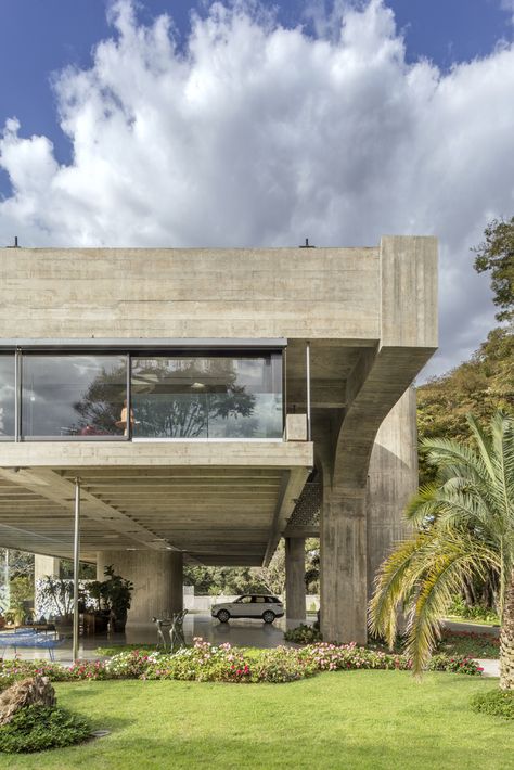 Tropical Brutalism, Brutalist Home, Eco Brutalism, Brutalist House, Brutalist Interior, Brutalism Architecture, Brutalist Buildings, Concrete Houses, Brutalist Design