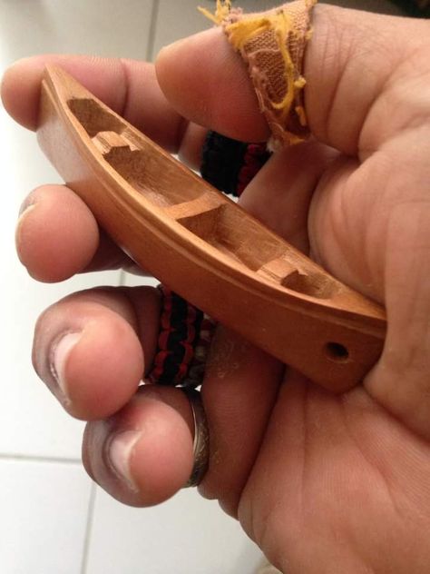 Mini Wood Carving Ideas, Ship Miniature, Whittling Patterns, Whittling Projects, Wood Spoon Carving, Simple Wood Carving, Wood Jewelery, Wood Carving For Beginners, Dremel Wood Carving