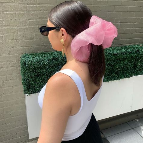 Room Shop Vintage, a new vintage and sustainable showroom in Philadelphia, is behind the huge organza scrunchies taking over Instagram. Huge Scrunchies, Scrunchies Diy, Idea Photo, Summer Instagram, Sewing Projects For Beginners, Hair Game, Latest Hairstyles, Bad Hair Day, Event Styling