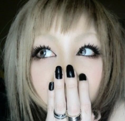 Vkei Makeup Looks, Eyeliner Looks Black, Vkei Make Up, Blasian Pfp, Gal Makeup, Goth Gyaru, Vkei Makeup, Vampire Bride, Scene Makeup