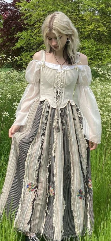 Fairycore Inspo Outfit, Dark Fairytale Outfit, Goblincore Dress Aesthetic, Cute Ren Fair Outfits, Fair Grunge Outfit, Cottage Core Fairy Costume, Renfaire Outfit Fairy, Fantasy Core Outfits, Grunge Fairycore Dress