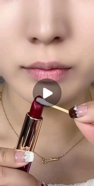 Only Lipstick Makeup Look, How To Apply Lipstick For Beginners, Lipstick Hacks Beauty Tricks, How To Put On Lipstick, Natural Lipstick Tutorial, Lipstick Tutorial For Beginners, Makeup Looks Lips, Lipstick Tutorial Video, Makeup Looks Videos