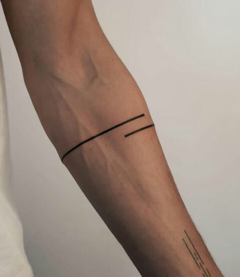 Men Fine Line Tattoo Arm, Men Line Tattoo Ideas, Tatoos Minimaliste Men, Men Minimalistic Tattoo, Cool Line Tattoos For Men, Small Tricep Tattoo, Arm Lines Tattoo, Men Line Tattoo, Bicep Band Tattoo Men