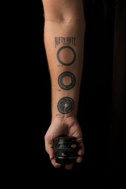 Does he realise this looks like the iris on a stargate? Lol. F Stop Tattoo, Aperture Tattoo, Vintage Camera Tattoos, Photographer Tattoo, Photography Tattoos, Camera Tattoos, Jagua Henna, Photography Tattoo, Tattoos Cool