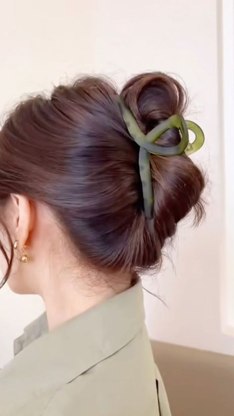 soyoustudio7 on Reels | Giulio Cercato · Nothing I Won't Do (feat. Kianna) Claw Bun Hairstyles, How To Make Bun With Claw Clip, Messy Claw Clip Bun, Hairclaw Hairstyle, Messy Bun Claw Clip, Hair Up Do, Claw Clip Hairstyles, 2023 Hair, Tutorial Hijab