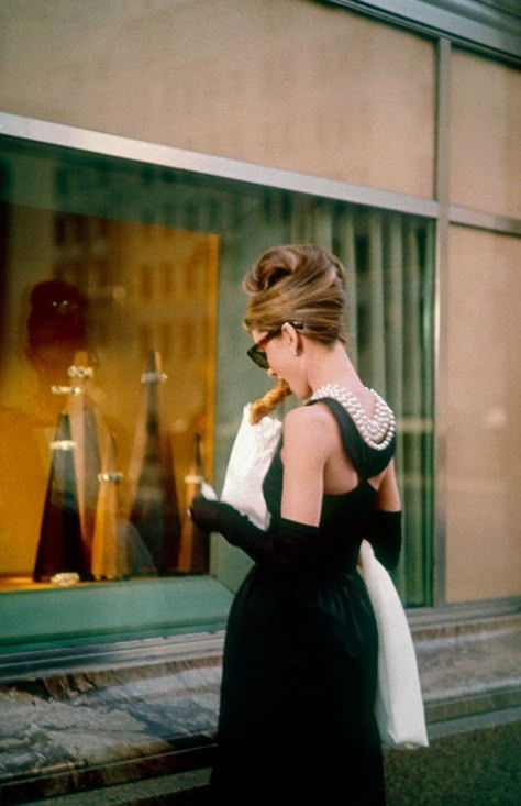 Audrey Hepburn's Breakfast at Tiffany's Dress Got a 2018 Update in Paris Breakfast At Tiffany's Dress, Aubrey Hepburn, Blake Edwards, Famous Dress, Audrey Hepburn Style, Breakfast At Tiffany's, Hepburn Style, Look Retro, Iconic Dresses