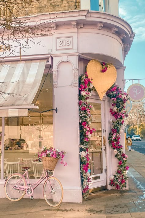 Pastel pink Peggy Porschen cupcake shop in Chelsea, london Sketch London, Living In Luxury, London Chelsea, Peggy Porschen, 4 Aesthetic, London Neighborhoods, Planning Life, Sunny Winter, England Aesthetic