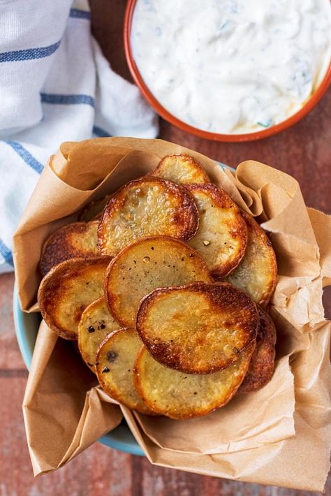 Homemade Chips In Oven, Homemade Crisps, Potatoes Chips, Dip Chips, Potato Snack, Sunday Cooking, Baked Potato Chips, Coleslaw Recipes, Garlic Chips