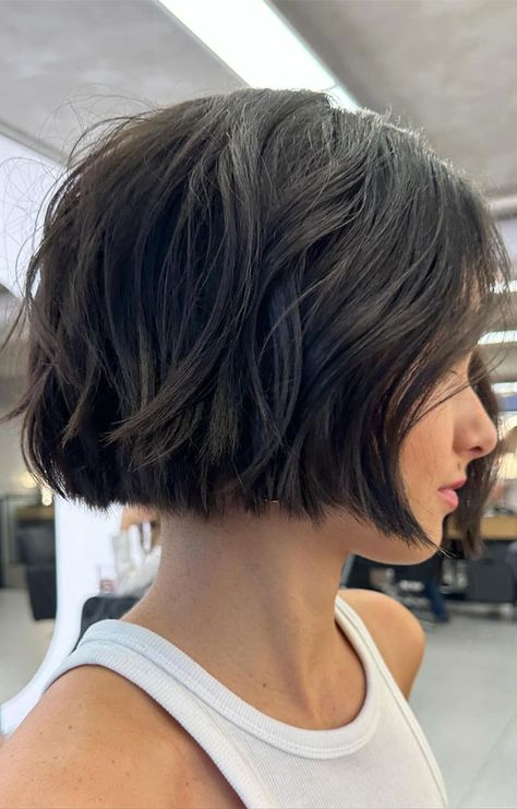 French bob hair, French bob hairstyle, French haircut, French bob hair with bangs, how to style french bob haircut, classic french bob hairstyles, french haircut girl French Bob Haircut Back View, No Layer Bob Haircut, French Bob Without Fringe, Emma Stone Bob Haircut, French Style Haircut Short, French Chic Bob Haircuts, French Shag Haircut Short, Cool Girl Bob Haircut, Short Layer Bob Haircut