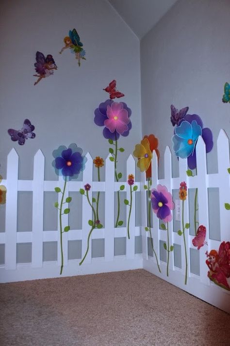 Picket Fence Wall Decor Diy, Fairy Garden Wall Decor, Picket Fence Headboard, Picket Fence Decor, Garden Science, Fairies And Flowers, Outdoor Preschool, Flower Wall Painting, Science Area