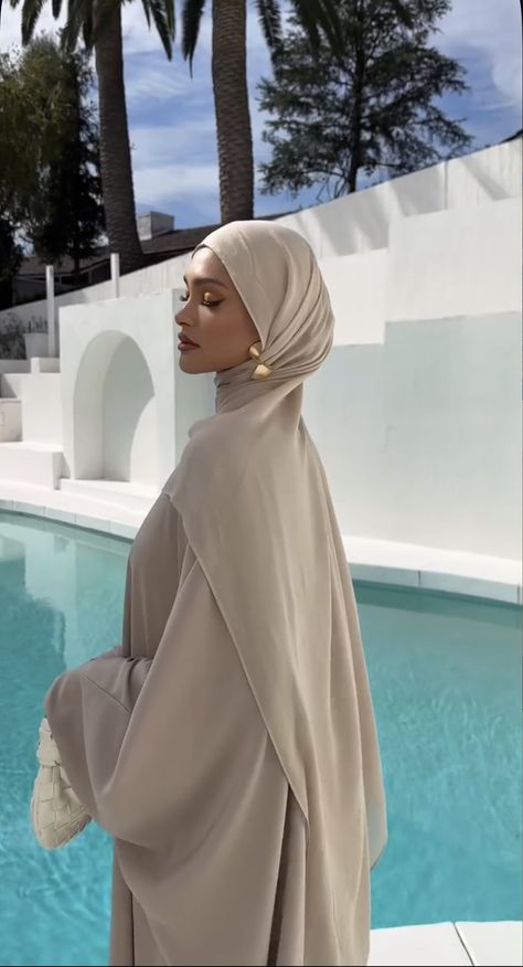 Pretty Abayas Aesthetic, Abaya Girls Aesthetic, Modest Outfits With Hijab, Khaleeji Hijab Style, Modal Hijab Aesthetic, Aesthetic Abaya Outfits, Dubai Hijab Style, Trendy Hijab Style, Hijabi Abaya Outfits