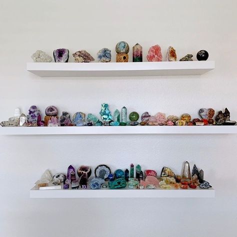 Crystal Collection Display, Crystal Room Decor, Room Decor Inspiration, Crystal Room, Magia Das Ervas, Crystal Vibes, Zen Room, Displaying Crystals, Crystal Shelves