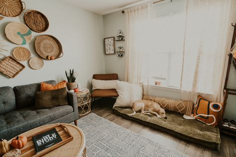 Boho living room with dog bed Boho Pet Bed, Dog Bed Interior Design, Dog Friendly Apartment Decor, Dog Bed In Living Room Ideas, Dog Nook Living Room, Dog Beds In Living Room, Dog Guest Room, Dog Bed Living Room Ideas, Boho Pet Decor