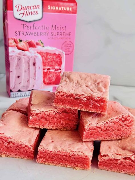 Strawberry Box Cake Mix Brownies, Strawberry Cake Brownies, Strawberry Cake Brownie Recipes, Cakebox Cookies Strawberry, What To Do With Strawberry Box Cake, Strawberry Cream Dessert Recipes, Best Strawberry Box Cake Recipe, Strawberry Brownies From Cake Mix Boxes, Strawberry Cake Mix Cookie Bars