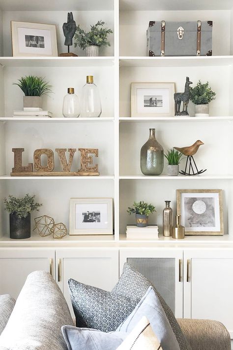 Bookshelf Styling Living Room, Styling Living Room, Shelf Decorating, Styling Bookshelves, Built In Shelves Living Room, Shelf Decor Living Room, Styling Shelves, Decorating Bookshelves, Bookshelves In Living Room