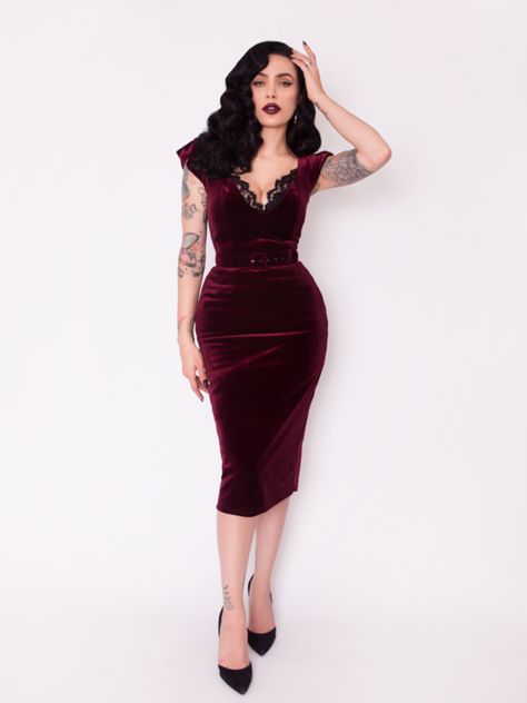 Pinup Fashion Vintage, Goth Gala Dress, Pinup Model Vintage, Velvet Dress Aesthetic, Dark Red Dress Aesthetic, Burlesque Outfit Classy, Gothabilly Aesthetic, Film Noir Fashion, Mistress Outfit