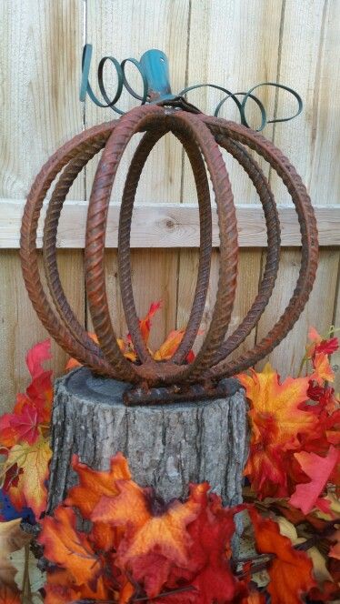 Metal re-bar pumpkin yard art Fair Crafts, Weld Art, Metal Welding Art, Welding Crafts, Metal Ideas, Welding Ideas, Horseshoe Crafts, Diy Welding, Welding Art Projects