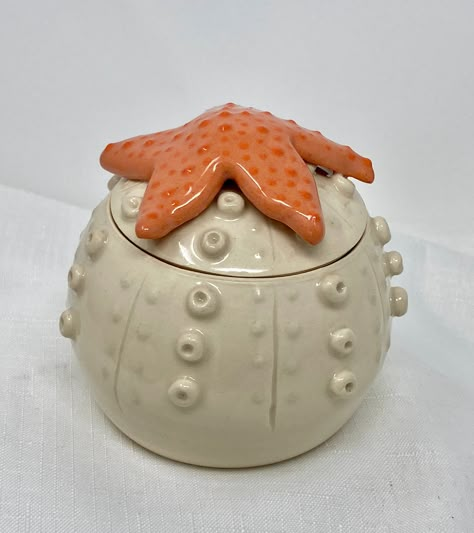 Cute Clay Containers, Sea Animals Ceramics, Lidded Pottery Ideas, Jelly Fish Ceramics, Sea Urchin Ceramic, Functional Sculpture Clay, Beach Ceramic Ideas, Handmade Ceramics Aesthetic, Ceramics Lidded Jar