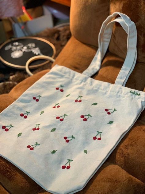 Tote Bag Pattern Paint, Tot Bag Broderie, Embroidery Designs Tote Bag, Tote Bag Embroidery Ideas Aesthetic, Tote Bag Design Embroidery, Broderie Tote Bag, Embroidery On Tote Bags, Embroidery Tote Bag Design, Embroidered Tote Bag Ideas