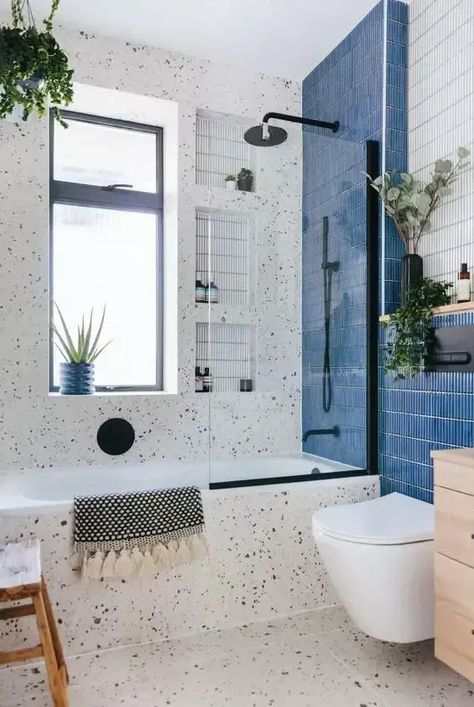 Bathroom Terrazzo, Terrazzo Bathroom, Beautiful Small Bathrooms, Tiled Bathroom, Casa Hobbit, Bathroom Accent Wall, Bathroom Design Trends, Bad Inspiration, Bathroom Inspiration Decor