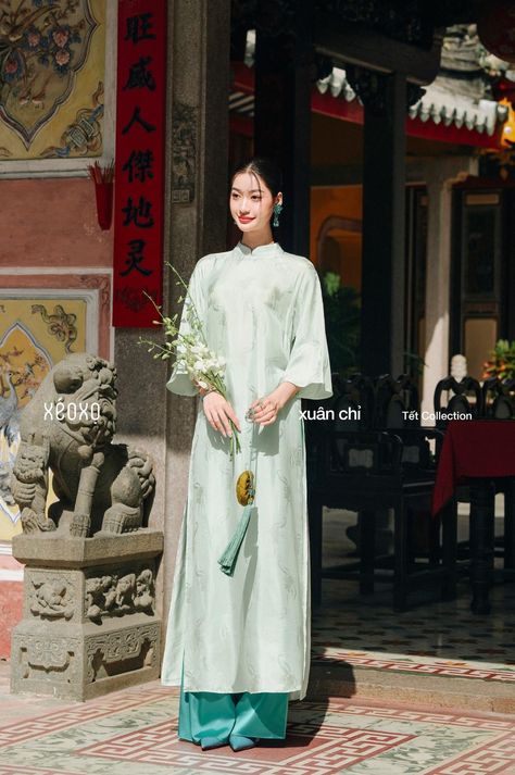 Gown Simple, Ao Dai Vietnam, Asian Aesthetic, Clothes Reference, National Dress, Heritage Fashion, Simple Dress, Tea Ceremony, Traditional Dresses