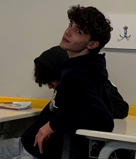 Brown Hair Boy, Brown Eye Boys, Fitness Influencer, Brown Hair Men, Brown Curly Hair, Cute Guy Pics, Cute Brunette, Brown Hair Brown Eyes, From Tiktok