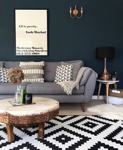 Scandi Rustic, Minimalist Living Room Decor, Dark Blue Walls, Dark Living Rooms, First Apartment Decorating, Grey Sofa, Lounge Ideas, Blue Living Room, Design Del Prodotto