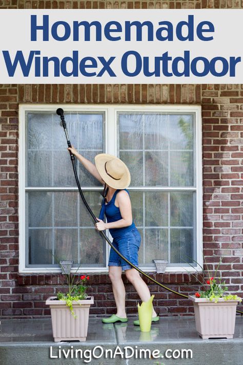 Why spend a fortune on a specialty cleaner for your outdoor windows? Here's an easy homemade outdoor window washer recipe you can make for a lot less! Window Washing Solution, Clean Outdoor Windows, Window Cleaner Recipes, Window Cleaning Tips, Window Cleaner Homemade, Window Cleaning Solutions, Clean Windows, Living On A Dime, Homemade Cleaning Supplies