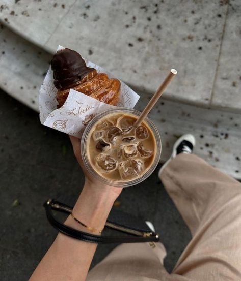 Coffee Shop Photography, Coffee Shop Aesthetic, Coffee Obsession, Coffee Girl, Coffee Culture, Coffee Photography, Aesthetic Coffee, Beige Aesthetic, A Cup Of Coffee