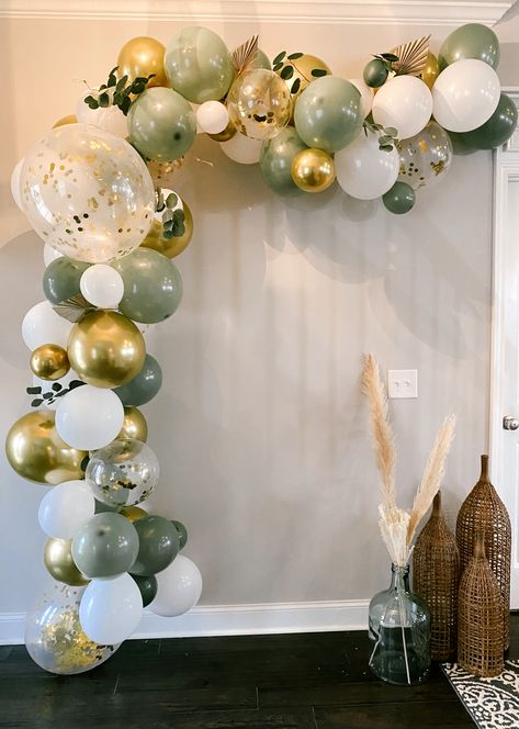 Dried palms and euclapytus tucked into a balloon half-arch as a backdrop for photos at this spring bridal shower. Vase with pampas grass and trio wicker vases. Photo Backdrop With Balloon Arch, Bridal Shower Ideas Decorations Balloons, Half Garland Balloon, Ballon Arch Decor, Half Balloon Garland, Balloon Arches For Wedding, Balloon Half Arch Diy, Diy Wedding Balloon Arch, Half Arch Backdrop With Balloons