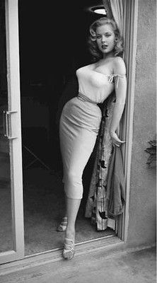 Betty Brosmer, Arte Pin Up, 1950s Pinup, Pinup Vintage, Pin Up Vintage, Pin Up Poses, Bullet Bra, Pin Up Outfits, Vintage Pin Up