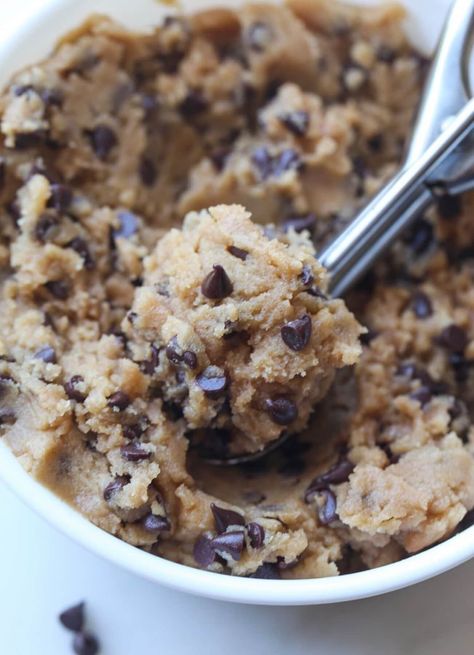 This easy homemade Edible Cookie Dough Recipe is egg free, and made with treated flour so it's 100% safe to eat, no baking necessary! Fast Edible Cookie Dough, Edible Cookie Dough No Eggs, Edible Cookie Dough Recipe No Flour, Cookie Dough Without Milk, Edible Cookie Dough Without Flour, Edible Cookie Dough No Milk, Easy Cookie Recipes No Egg, No Egg Cookie Dough Recipe, Oat Flour Cookie Dough