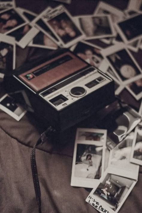 Tumblr Polaroid, Vintage Polaroid Camera, Roi Arthur, Polaroid Photography, Retro Photography, Vintage Polaroid, Face Aesthetic, Polaroid Camera, Vintage Cameras