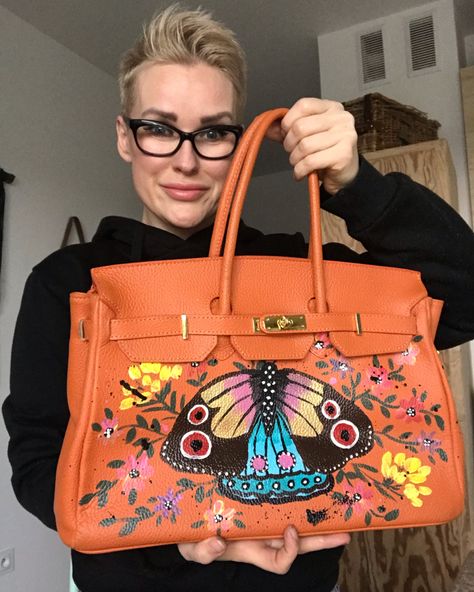 Hand Painted Luxury Bags, Painted Birkin Bag, Custom Painted Bag, Leather Bag Painting Ideas, Custom Bag Painting, Painted Purses Ideas, Purse Painting, Hand Painted Bags Handbags, Painted Handbags