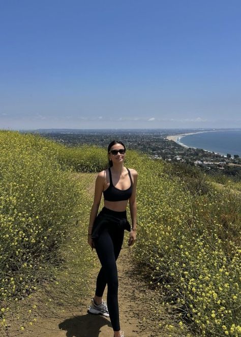 Hiking Outfits Aesthetic, Hiking Leggings Outfit, Womens Hiking Outfits Summer, Outfit Trekking, Blackberry Mountain, Spring Hiking Outfits, Trekking Outfit Women, Trekking Outfit, Kelsey Merritt