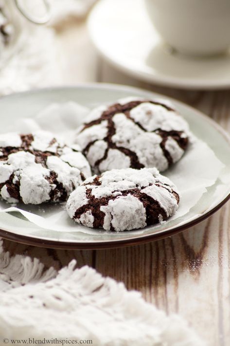 Chocolate Crinkle Cookies Recipe, Egg Free Desserts, Eggless Cookie Recipes, Egg Free Baking, Egg Free Cookies, Eggless Cookies, Crinkle Cookies Recipe, Chocolate Crinkle, Eggless Desserts