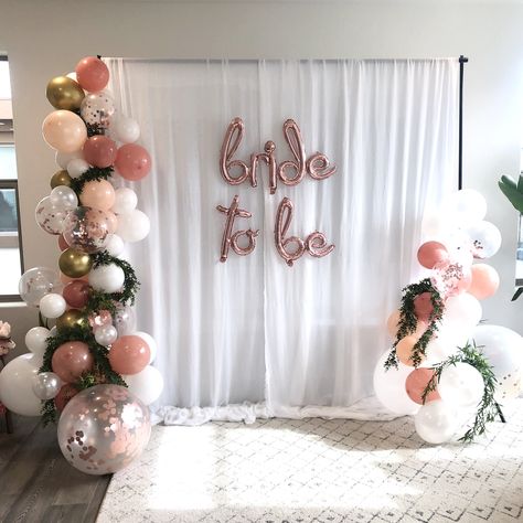 Bridal Shower Backdrop With Balloons, Bridal Shower Party Ideas Decorations, Bridal To Be Decorations, Pink Bridal Shower Ideas Decoration Simple, Bridal Getting Ready Room Decor Ideas, Bridetobe Party Decoration, Bridal Shower Simple Decorations, Bride To Be Room Decoration, Simple Bride To Be Ideas