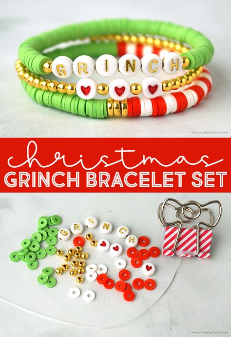 Christmas Bead Bracelets Diy, Diy Flat Beaded Bracelet, Christmas Bracelet Ideas Diy, Clay Christmas Bracelets, Clay Bead Bracelet Ideas Holiday, Holiday Clay Bead Bracelet Ideas, Teen Christmas Crafts Diy, Grinch Beaded Bracelet, Clay Beads Christmas Ideas