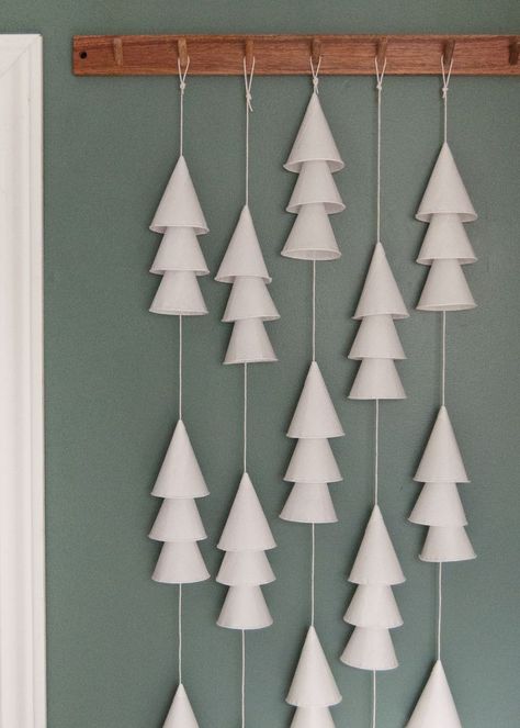 Turn paper cups into this super simple Christmas tree garland! Cup Christmas Tree, Diy Christmas Garland, Handmade Charlotte, Paper Christmas Decorations, Paper Christmas Tree, Christmas Tree Garland, Navidad Diy, Tree Garland, Christmas Projects Diy