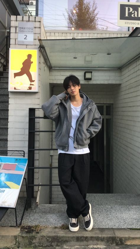 Ulzzang Guy Outfit, South Korea Fashion Men, Japan Male Fashion, Asian Male Fashion Street Style, Picture Ideas Instagram Men, Poses For Pictures Instagram Boys, Asian Boy Outfits, Asian Streetwear Men, Korean Boy Style