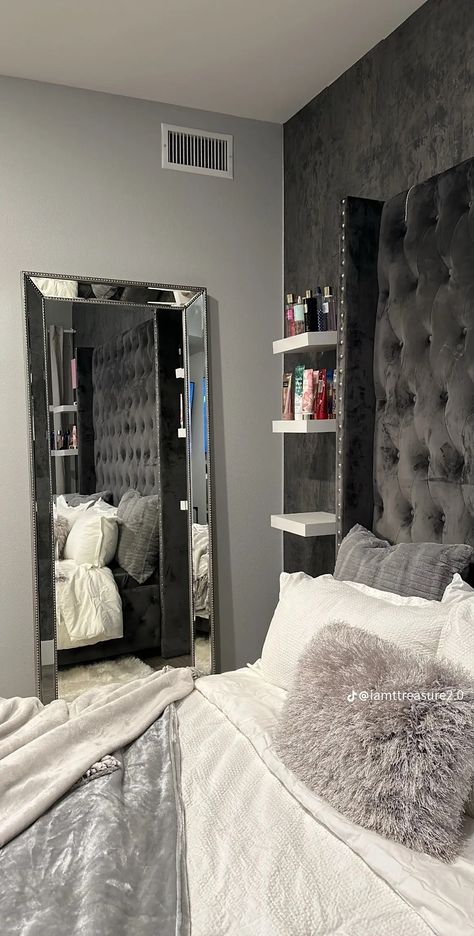 Dark Cozy Bedroom Ideas, Moody Romantic Bedroom, Dark Feminine Bedroom, Dark Cozy Bedroom, Baddie Room, Baddie Bedroom Ideas, Baddie Bedroom, Vibey Room, Girl Apartment Decor