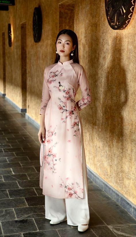 Traditional Vietnamese Clothing, Worst Outfits, Vietnam Clothes, Modern Ao Dai, Chinese Clothing Traditional, Chinese Fancy Dress, Asian Style Dress, Vietnamese Clothing, Vietnam Dress