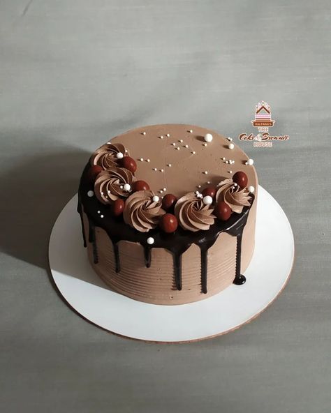 Chocolate Cake Design Aesthetic, Simple Easy Birthday Cakes, Mini Cakes Birthday Chocolate, Mini Cakes Birthday Recipe, Cake With Oreo Decoration, Simple And Easy Cake Designs, Easy Cake Decorating Chocolate, Cute Chocolate Birthday Cake, Cakes With Chocolate Decorations