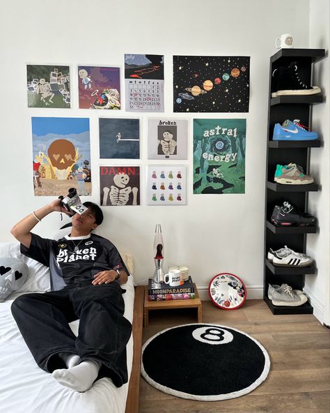 Mens Dorm Room, Men’s Aesthetic Bedroom, Boy Dorm Room Ideas, 8 Ball Rug, Uni Room Decor, Mens Room Decor, Mens Bedroom Decor, Hypebeast Room, Mens Room